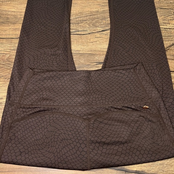 FABLETICS OASIS HIGH WAISTED LEGGING PANTS CACAO WARPED - Picture 2 of 3